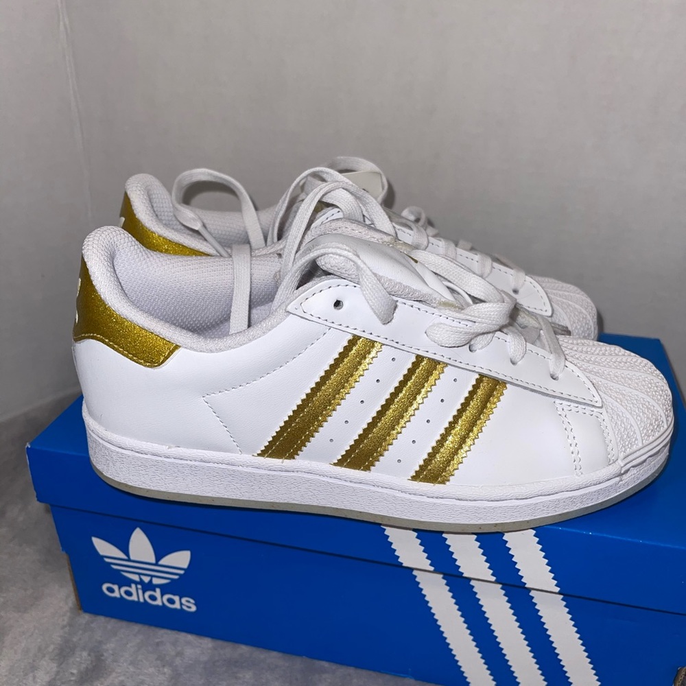 New adidas superstar kids sneakers size 2